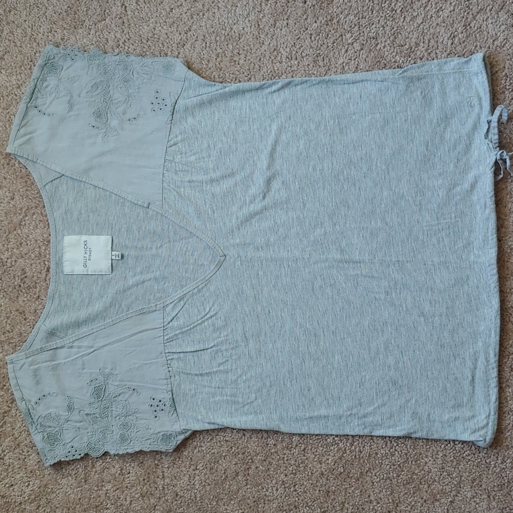 Gilly Hicks tee